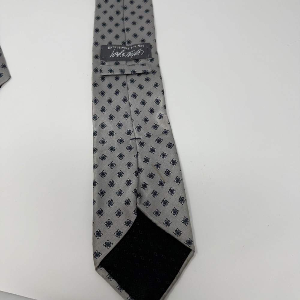 Lord & Taylor Mens Silk Tie Silver Floral Medallion Made in USA Printed in Italy - Picture 3 of 5